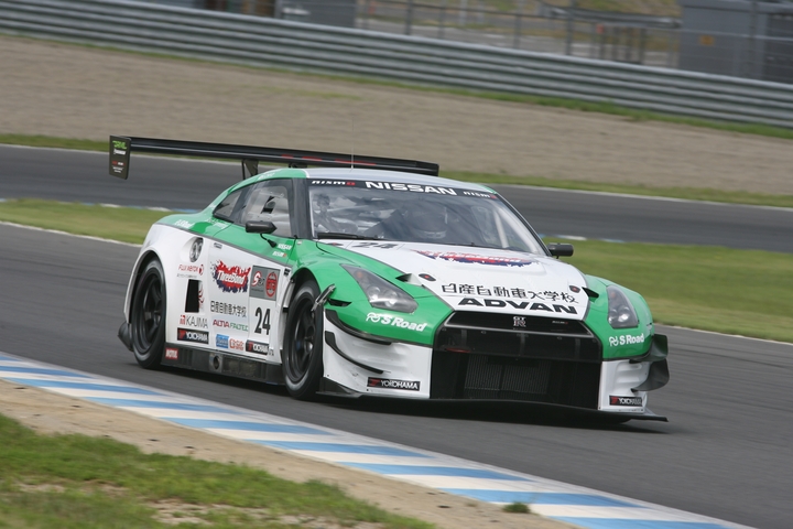 総合のポールポジションはGT3クラスのスリーボンド 日産自動車大学校 GT-R（藤井誠暢／千代勝正／池上慎二組）