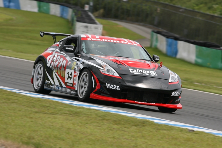 ST-3クラスのポールポジションはasset テクノ Z34（佐々木雅弘／前嶋秀司組）