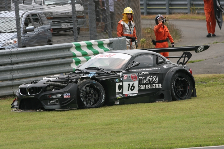レース序盤にmuta TRIGGERS BMW（西田裕正／堀田誠／横溝直輝組）がクラッシュしSCランとなる