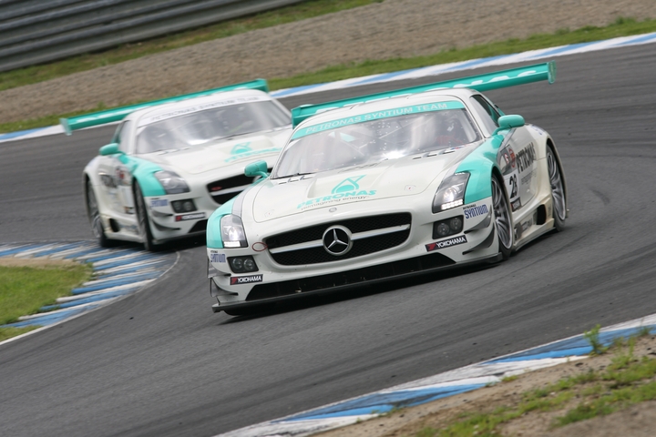 ２８号車と１号車、PETRONAS SYNTIUM SLS AMG GT3同士の争い