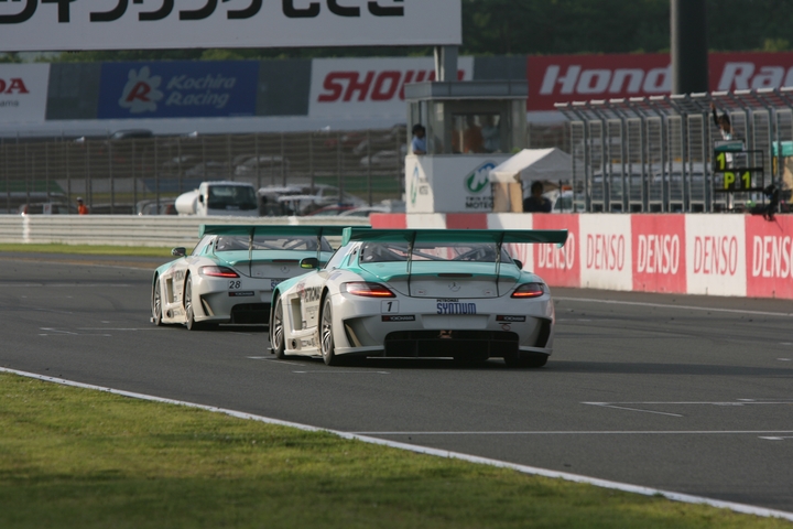 ２８号車と１号車、PETRONAS SYNTIUM SLS AMG GT3同士の争い