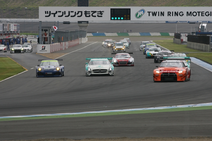 第１グループ（GT3、ST-1、ST-2、ST-3）のスタートシーン