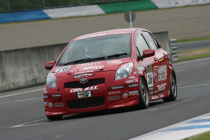 決勝日朝のウォームアップ走行: ST-5クラストップタイムはエンドレスアドバン日光ヴィッツ（江原弘美／咲川めり／福田秀明／川中子和彦組）