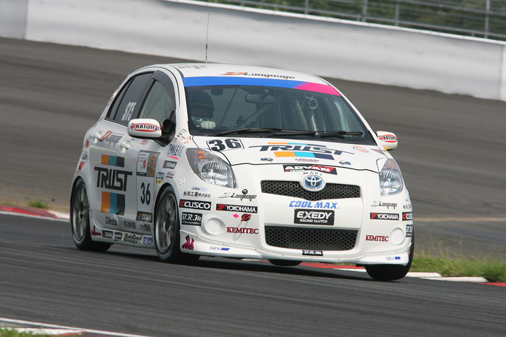 ST-5クラスのポールポジションはエンドレスアドバントラストヴィッツ（後藤比東至／井尻薫／木村正治／碓井久彦組）