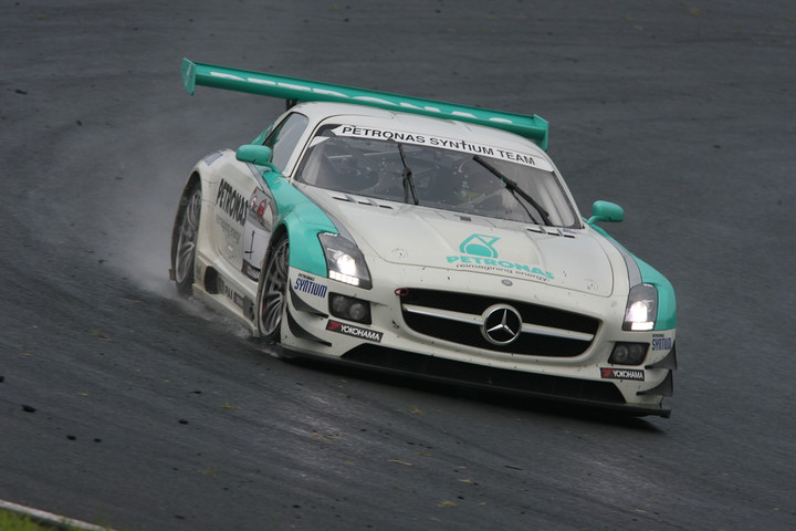 雨の中激走するPETRONAS SYNTIUM SLS AMG GT3（ドミニク・アン／谷口信輝／メルビン・モー組）