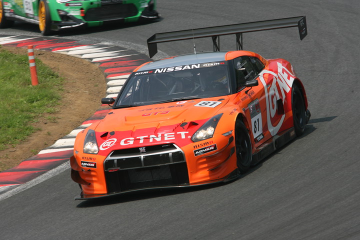 最後まで1号車SLSを追い詰めたがトラブルに泣き3位のGTNET ADVAN NISSAN GT-R（星野一樹／青木孝行／尾本直史／吉田広樹組）