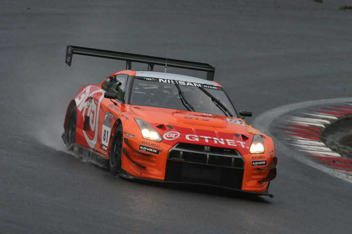 雨の中激走するGTNET ADVAN NISSAN GT-R（星野一樹／青木孝行／尾本直史／吉田広樹組）