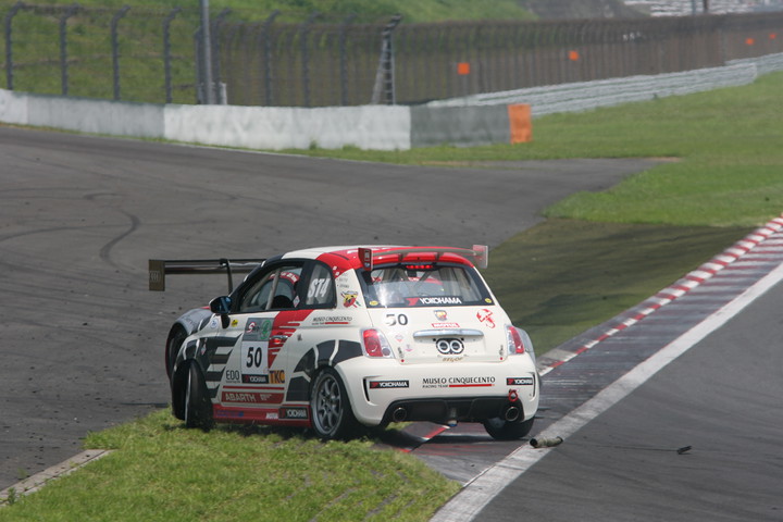 レース序盤、SC導入の原因となった最終コーナーでのアウディとアバルトのアクシデント