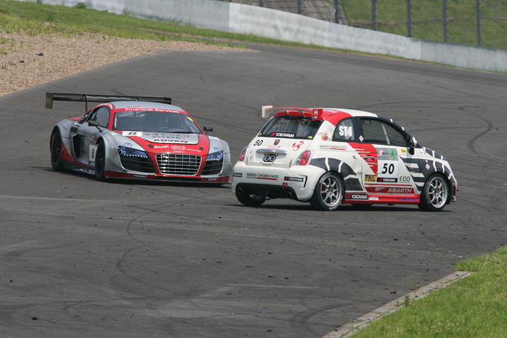 レース序盤、SC導入の原因となった最終コーナーでのアウディとアバルトのアクシデント