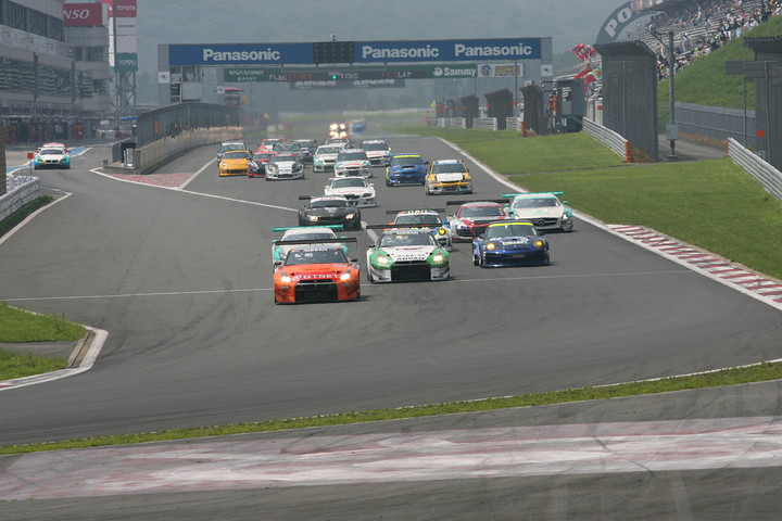 グループ1（GT3、ST-1、ST-2、ST-3）のスタートシーン