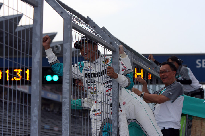 トップでゴールするメルビン・モーを笑顔で向かえる谷口信輝（PETRONAS SYNTIUM SLS AMG GT3）