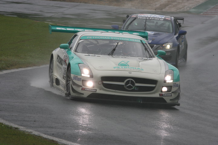 総合＆GT3優勝はPETRONAS SYNTIUM SLS AMG GT3（ファリーク・ハイルマン／片岡龍也組）