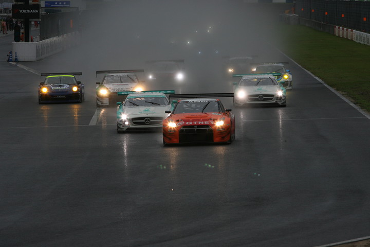 雨の中3時間の決勝レースがスタートした（第１グループ）