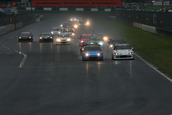 雨の中3時間の決勝レースがスタートした（第2グループ）