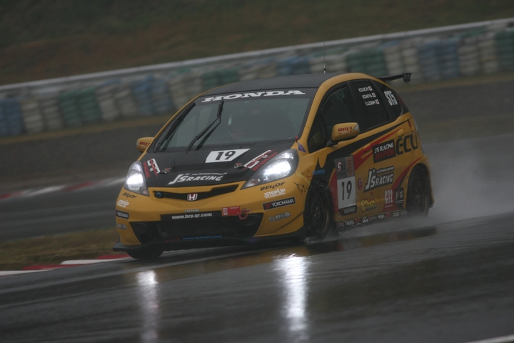 ST-5クラス優勝は奥村浩一／古宮正信／恩塚将一組（BRP☆HYPER ECU C72制動屋J'Sﾌｨｯﾄ）