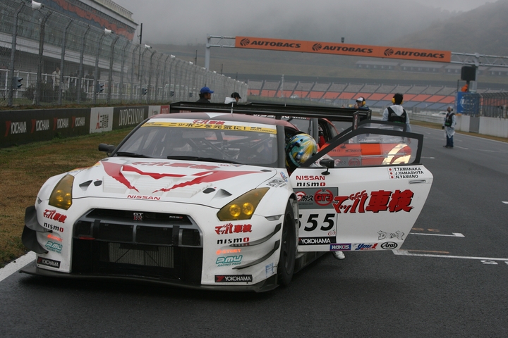 優勝した玉中哲二／山野直也組（マッハ GOGOGO 車検　 GT-R）がパルクフェルメに戻ってきた