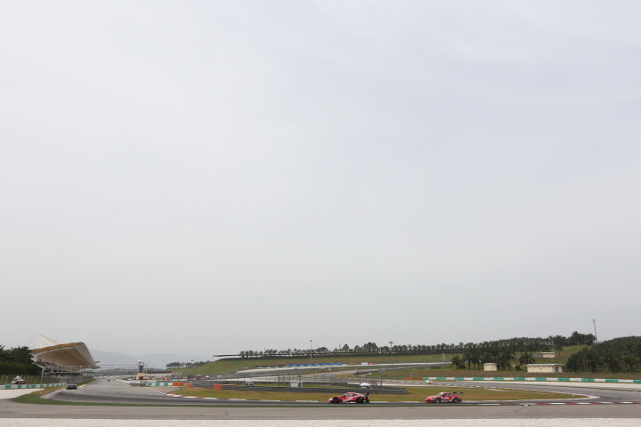 14コーナーを立ち上がって裏ストレートへ