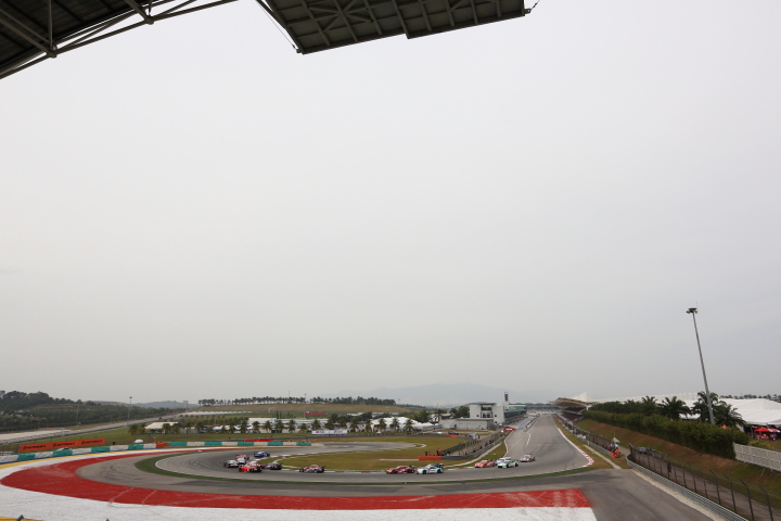 GT500クラスフォーメーションラップ