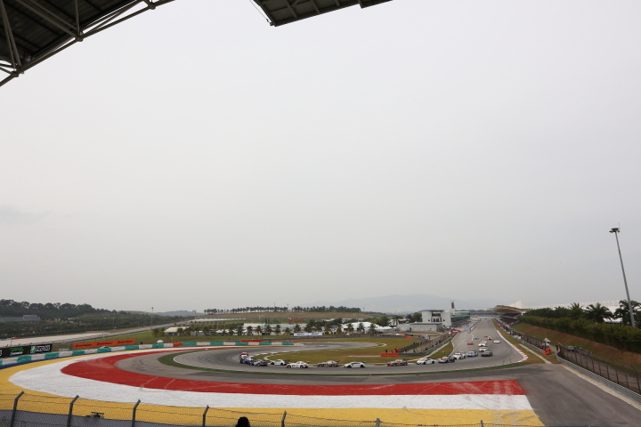 GT300クラスフォーメーションラップ