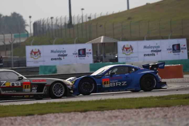 他車と接触してスピンする山野哲也（SUBARU BRZ R&D SPORT）
