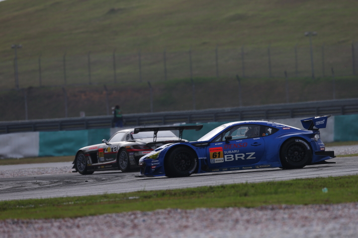 スピンした山野哲也（SUBARU BRZ R&D SPORT）は、3位の座をGAINER DIXCEL SLSに明け渡す