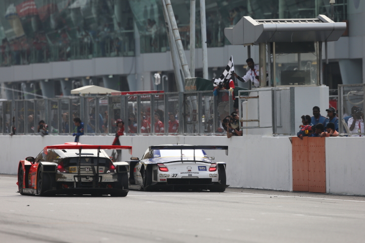 GT300クラスで優勝したARTA CR-Z GT（高木真一／小林崇志組）