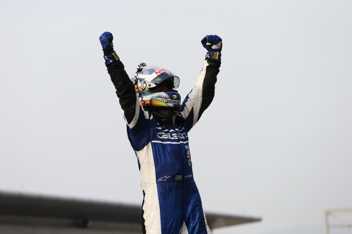 GT500クラスで優勝したジョアオ・パオロ・デ・オリベイラ（カルソニックIMPUL GT-R）
