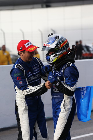 GT500クラスで優勝し健闘をたたえ合う松田次生とジョアオ・パオロ・デ・オリベイラ（カルソニックIMPUL GT-R）
