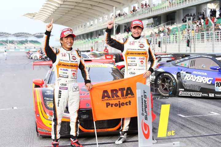GT300クラスで優勝した高木真一と小林崇志（ARTA CR-Z ）