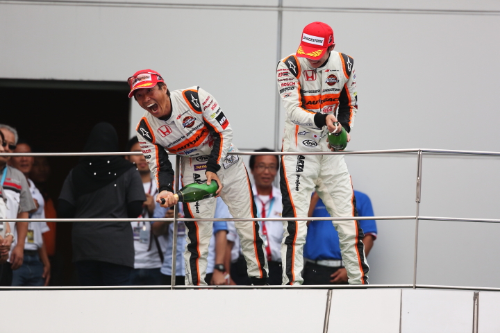 GT300クラスのシャンパンファイト