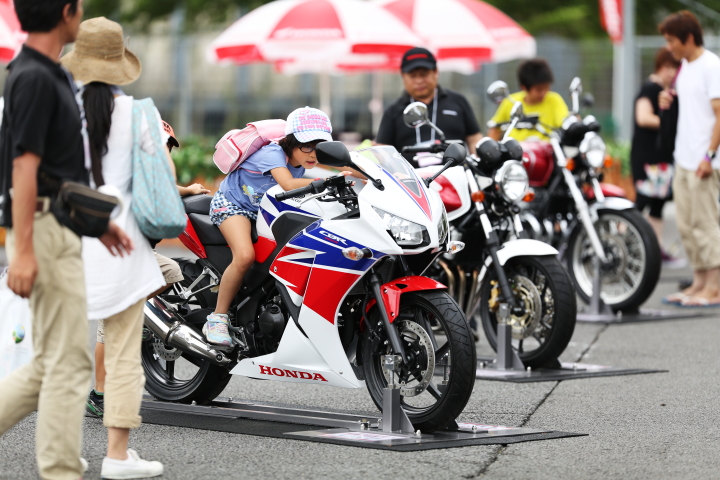 スタンド裏ではエンジョイホンダが開催された