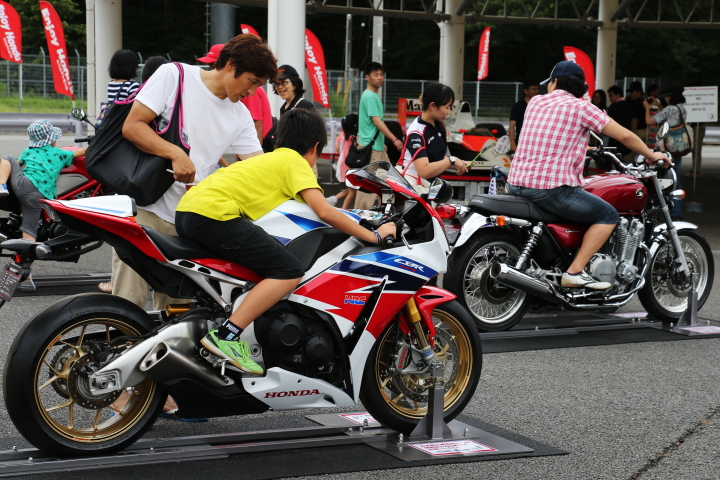 スタンド裏ではエンジョイホンダが開催された