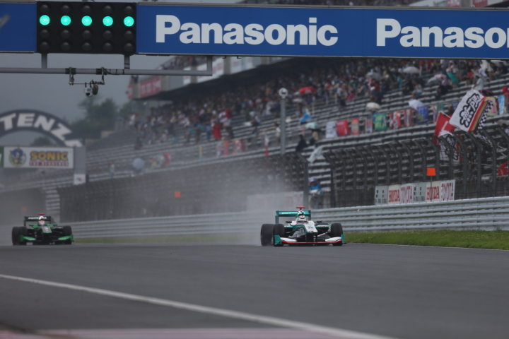 決勝レース: アンドレ・ロッテラー（PETRONAS TOM’S SF14） vs ジェームス・ロシター（フジ・コーポレーション KONDO SF14）