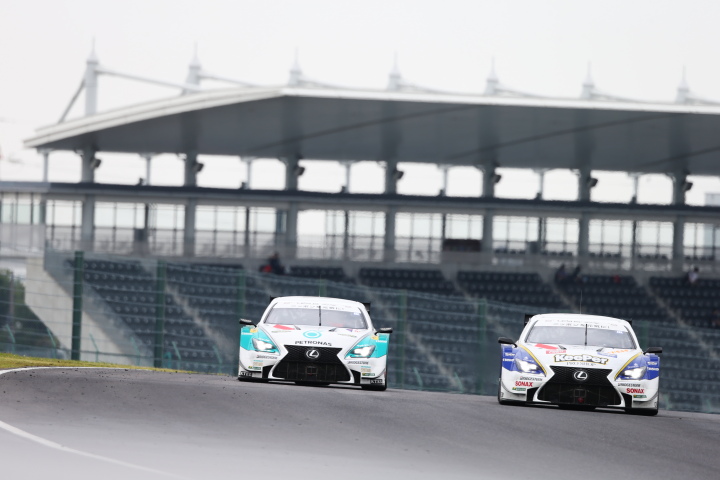 公式テスト鈴鹿: PETRONAS TOM'S RC F（左）とKeePer TOM'S RC F（右）のトムス勢がランデブー