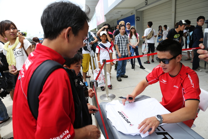 公式テスト鈴鹿: サインをする平中克幸（GT300:GAINER DIXCEL SLS）