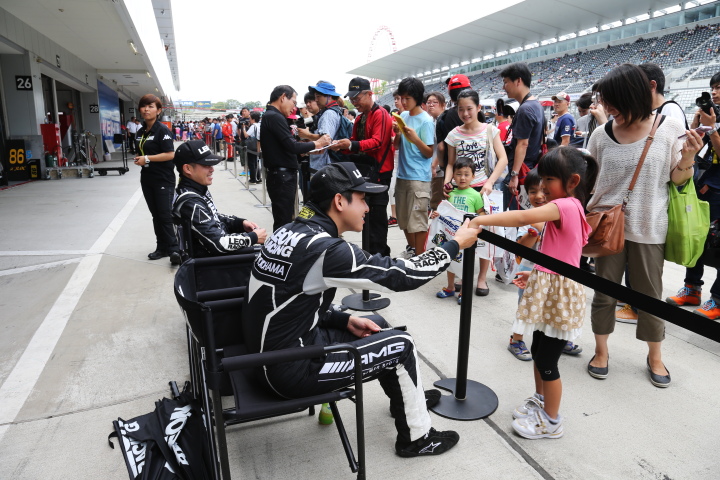 公式テスト鈴鹿: サインをする黒澤治樹（GT300:LEON SLS）