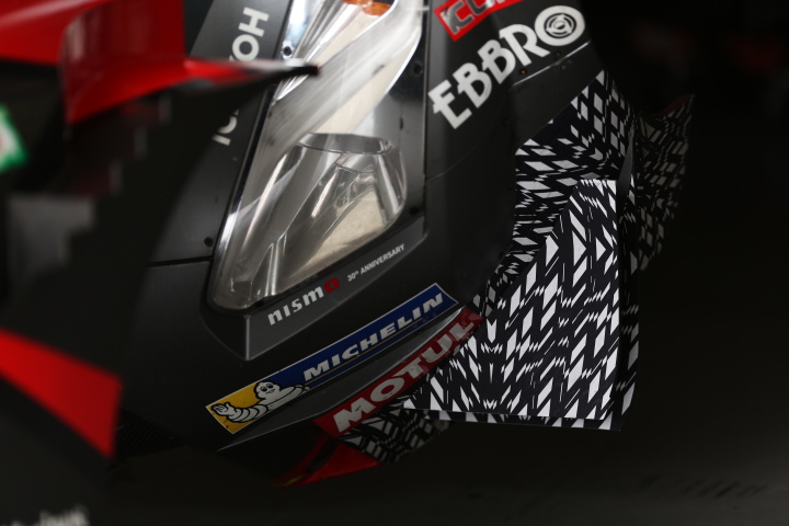 公式テスト鈴鹿: 迷彩模様を施されたMOTUL AUTECH GT-Rの空力パーツ