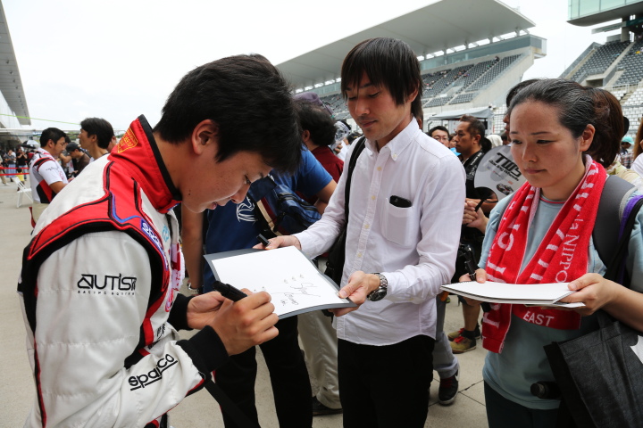 公式テスト鈴鹿: サインをする河野駿佑（GT300:グッドスマイル 初音ミク Z4）