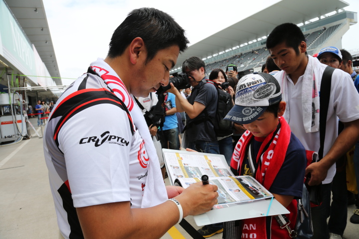 公式テスト鈴鹿: サインをする片岡龍也（GT300:グッドスマイル 初音ミク Z4）
