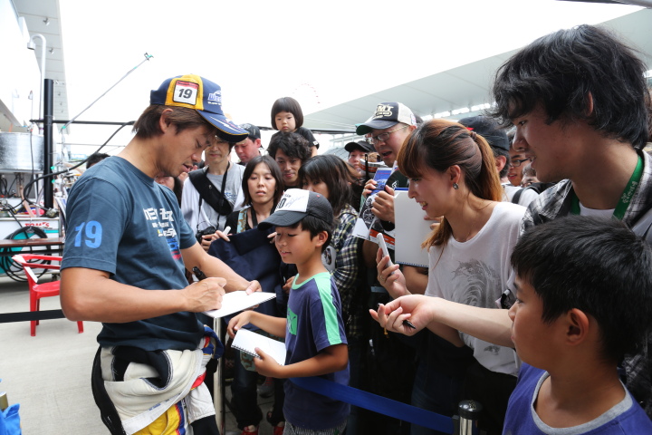 公式テスト鈴鹿: サインをする脇阪寿一（GT500:WedsSport ADVAN RC F）