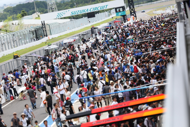 公式テスト鈴鹿: テストにもかかわらずピットウォークは大盛況
