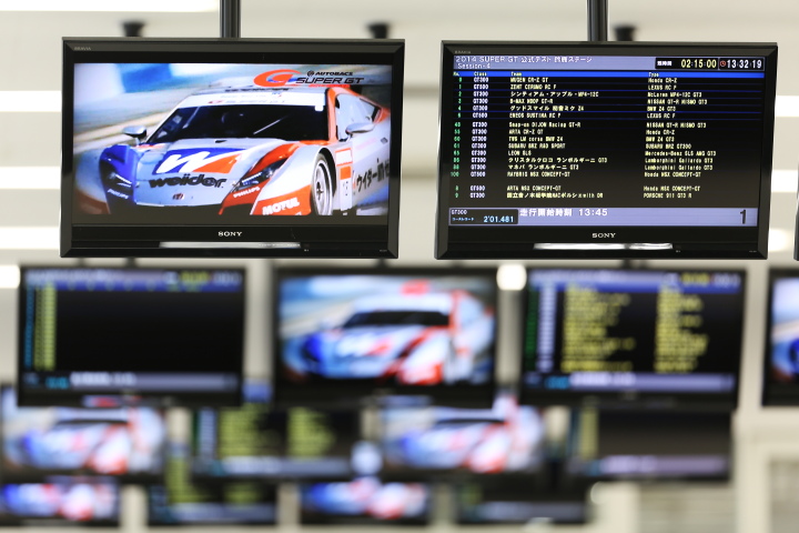 公式テスト鈴鹿: プレスルームのモニター群
