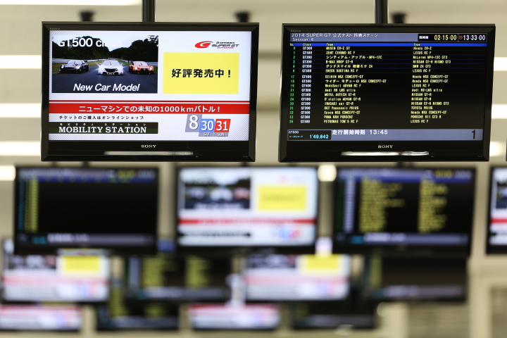 公式テスト鈴鹿: プレスルームのモニター群