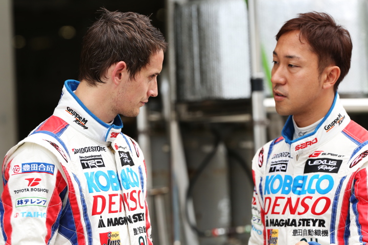 公式テスト鈴鹿: オリバー・ジャービス（左）と石浦宏明（右）（GT500:DENSO KOBELCO SARD RC F）
