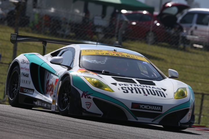 公式練習: 高橋一穂／加藤寛規組（GT300:シンティアム・アップル・MP4-12C）