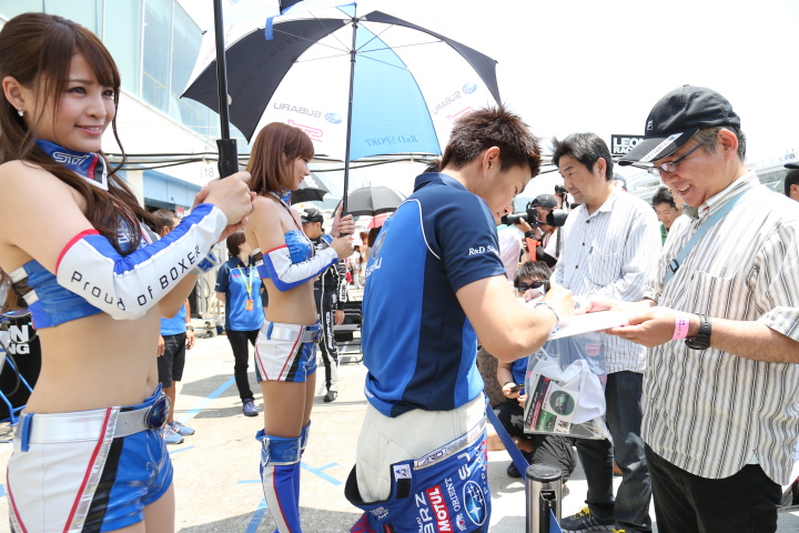 ピットウォーク: サインをする井口卓人（GT300:SUBARU BRZ R&D SPORT）
