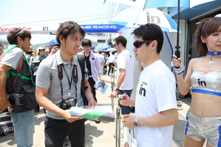 ピットウォーク: サインをする山本尚貴（GT500:ウイダー モデューロ NSX CONCEPT-GT）