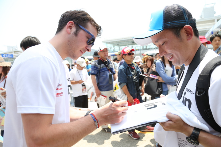 ピットウォーク: サインをするジャン・カール・ベルネ（GT500:ウイダー モデューロ NSX CONCEPT-GT）