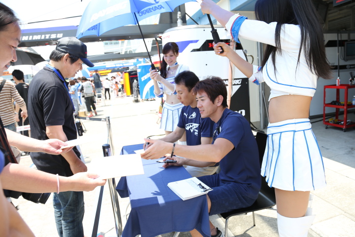 ピットウォーク: サインをする小暮卓史／武藤英紀組（GT500:RAYBRIG NSX CONCEPT-GT）