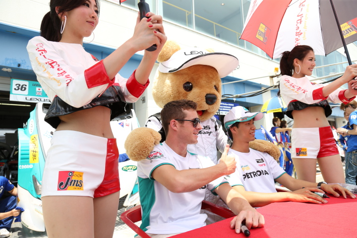 ピットウォーク: トヨタくま吉とジェームス・ロシター／平川亮組（GT500:PETRONAS TOM'S RC F）